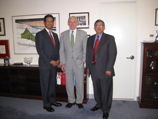 FMCRC Chair Al Pina meets with Alan Greenspan to discuss lack of minority community reinvestment in Florida 